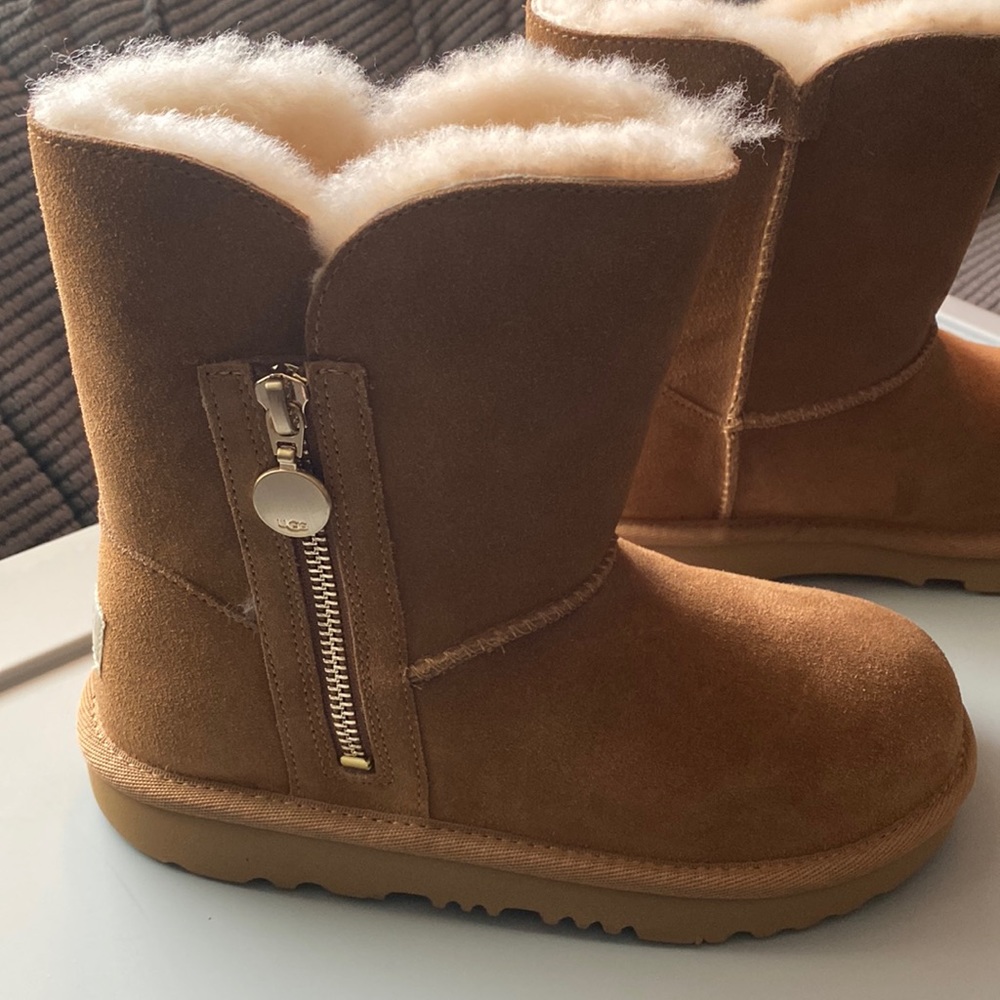UGG Kid’s Bailey Zip Short Boot